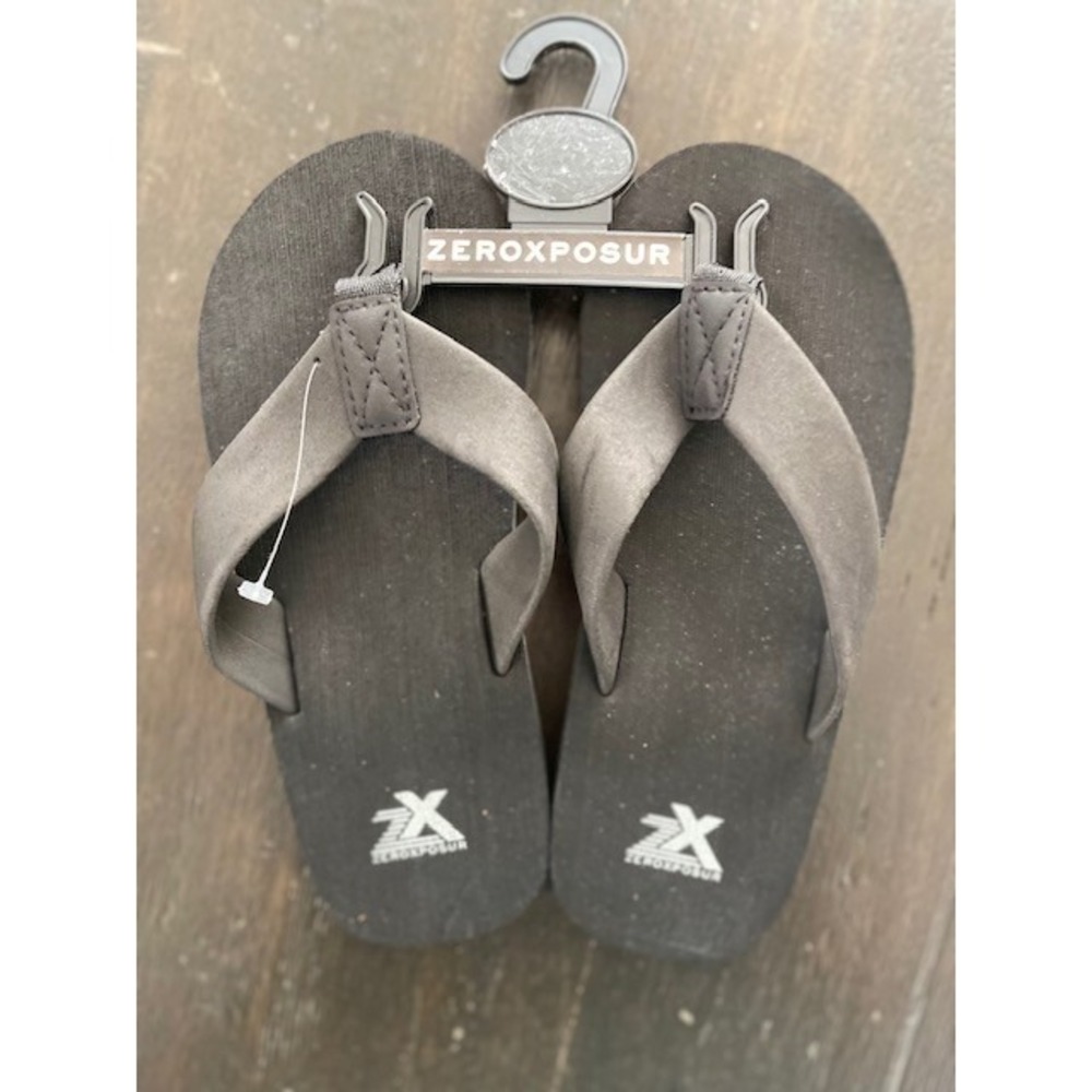 ZeroXposur  Boys Flip Flops Size 4/5  NEW WITH TAGS Removed